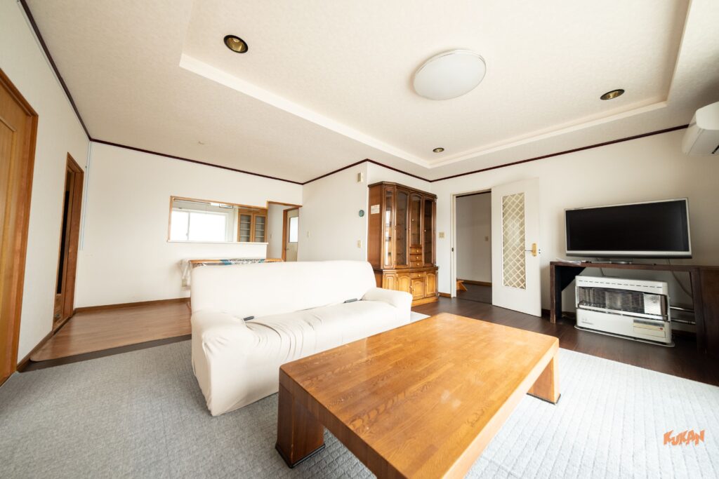 Spacious 7LDK Living Room (LDK 19.5 jo) Ideal for Furano Vacation Rental Guests