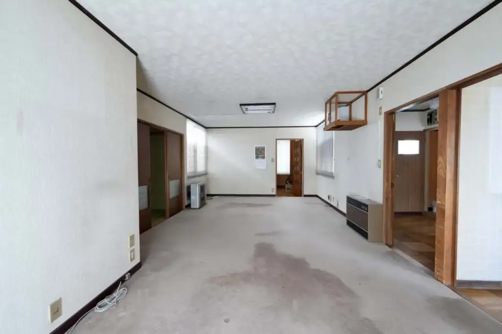 Spacious living room with access to kitchen