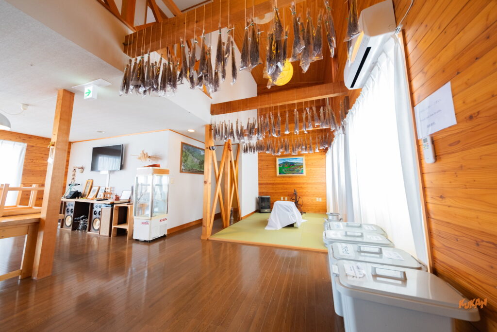 Nakafurano licensed inn on 2,105㎡ land. Currently summer-only, offering massive untapped winter revenue potential.