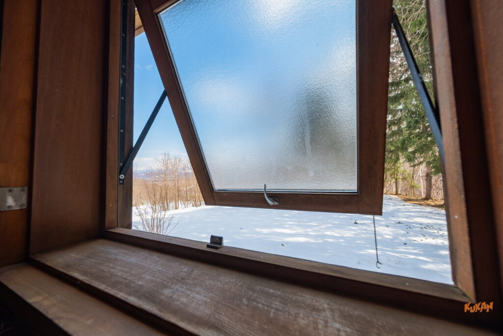 Nakafurano licensed inn on 2,105㎡ land. Currently summer-only, offering massive untapped winter revenue potential.