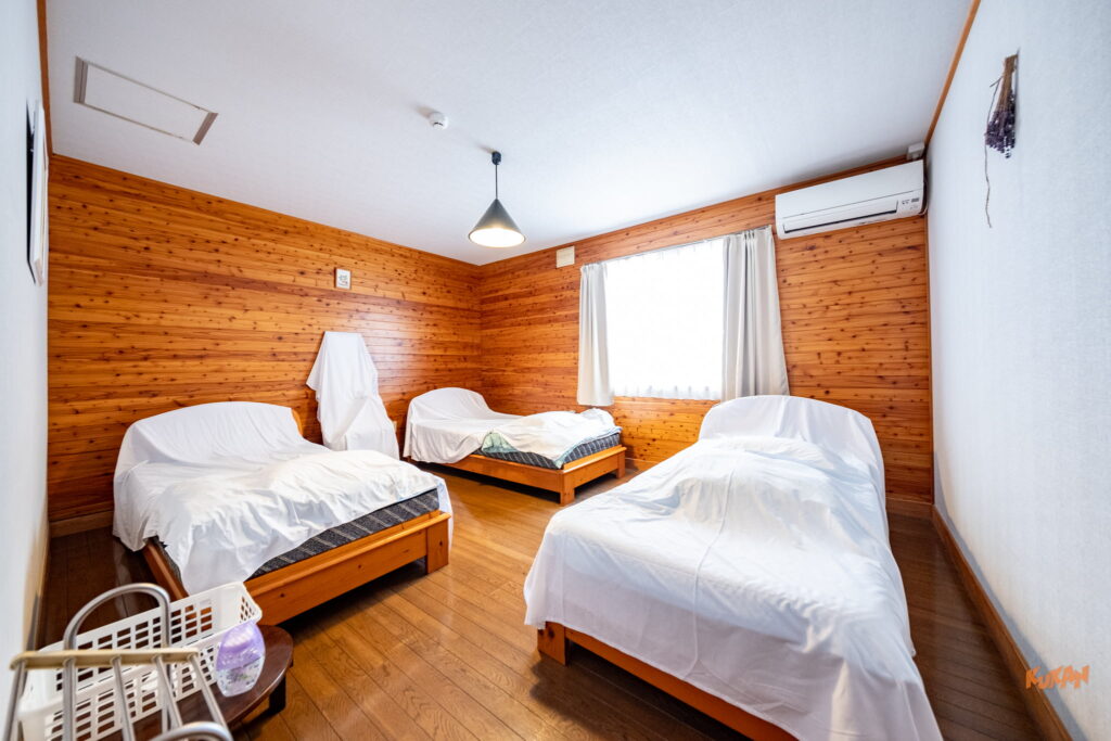 Nakafurano licensed inn on 2,105㎡ land. Currently summer-only, offering massive untapped winter revenue potential.