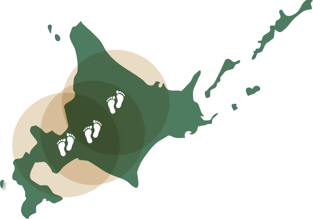 繪有足跡的北海道地圖插圖