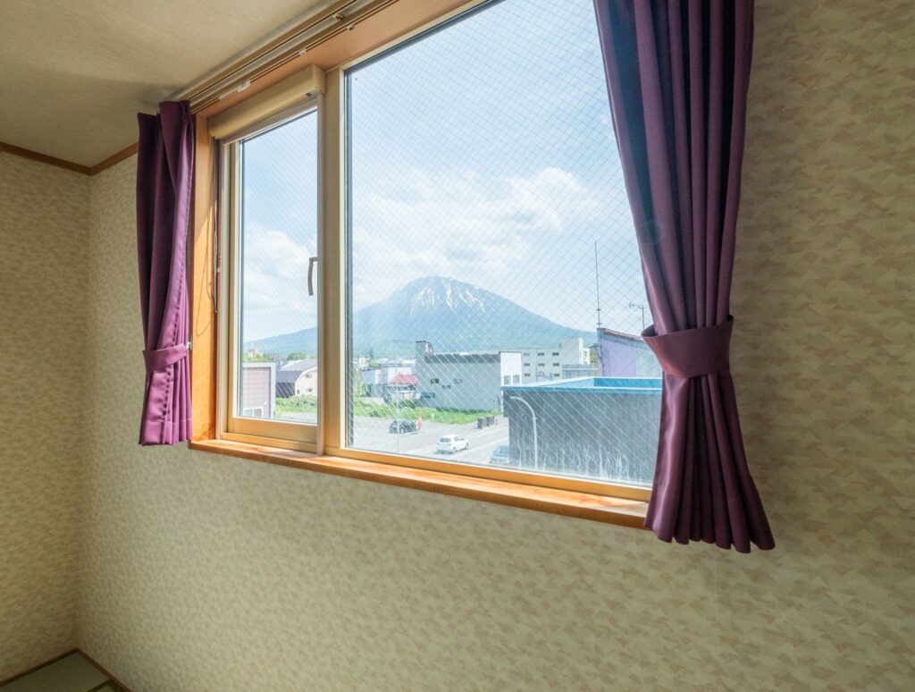 窓の外には、蝦夷富士「羊蹄山」が広がる