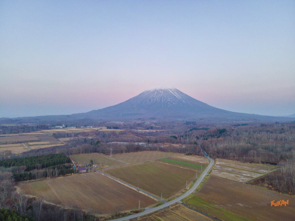 ニセコ 中古戸建投資物件からの羊蹄山の全景。ニセコ主要リゾートへのアクセスに優れるロケーション。
