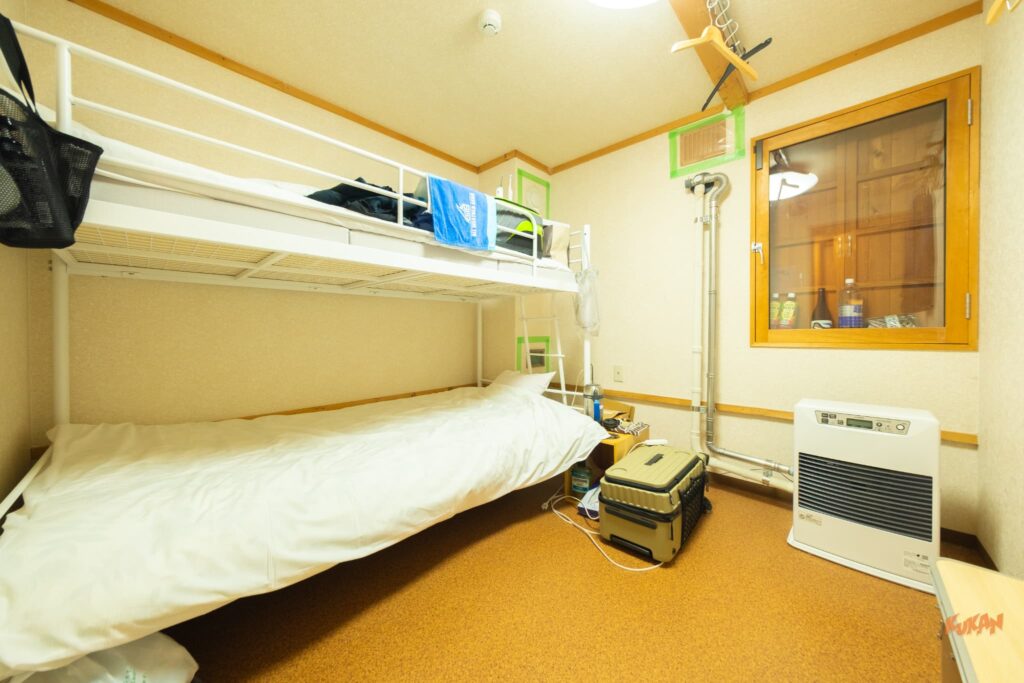 ニセコ 中古戸建 民泊投資物件の客室内部。二段ベッドがあり、多人数収容が可能な部屋の様子。