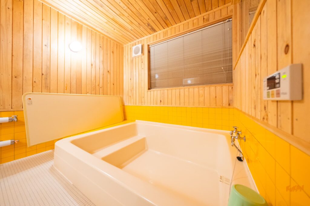 ニセコ里見の中古戸建て外観。木々に囲まれた民泊・宿泊施設。