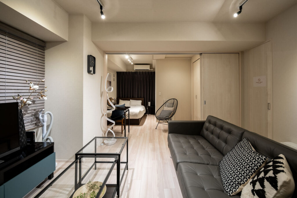 札幌の快適な滞在先、ゆったり寛げるソファのあるリビングルーム