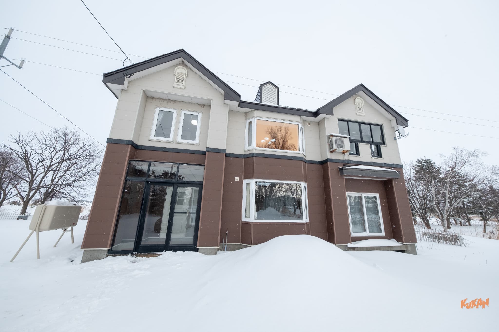 雪景色に映える外断熱工法の二世帯住宅外観